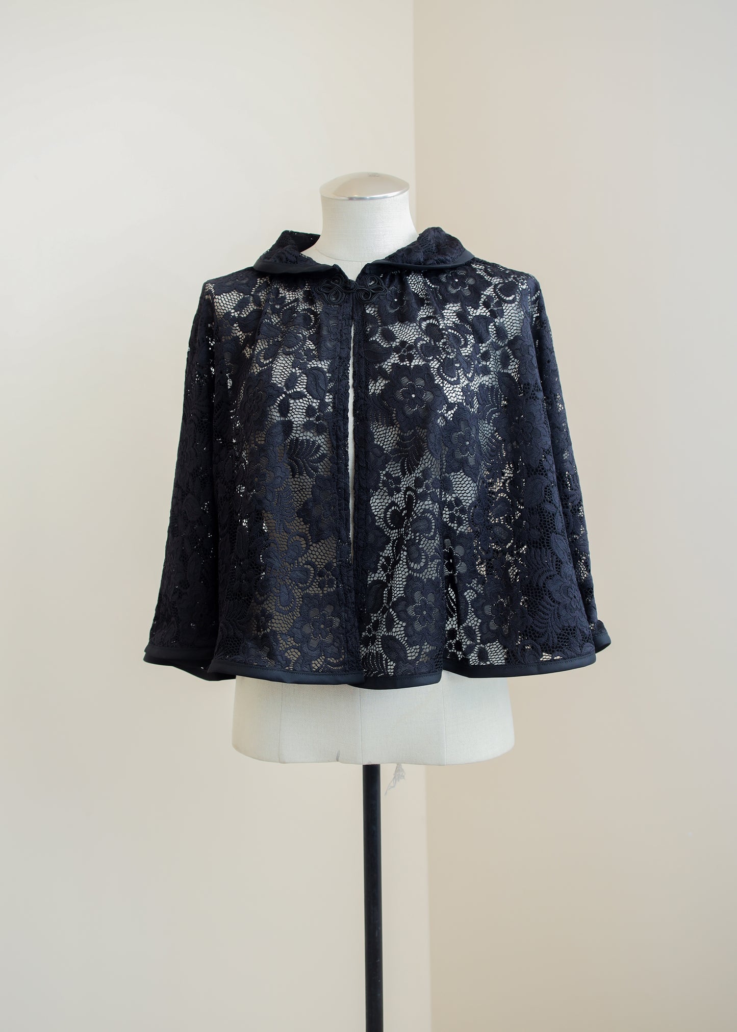 Floral Lace Capelet | Peter Pan Collar Vintage Style Cape | Wedding Shoulder Shawl Wrap | Cottagecore Goblincore Fairycore Goth Fantasy LARP